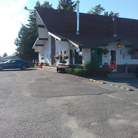 Motel Les Pins Granby Exterior foto