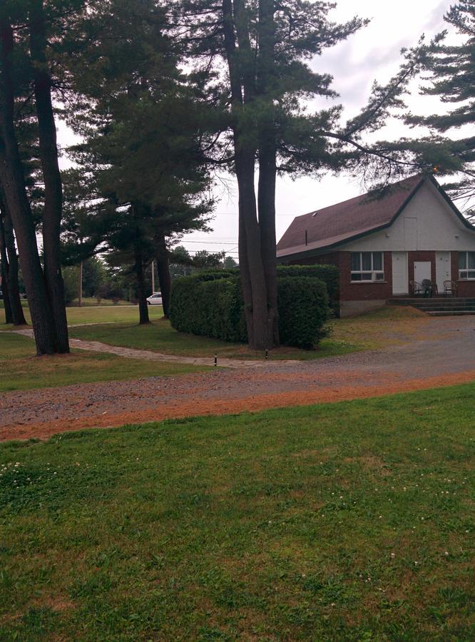 Motel Les Pins Granby Exterior foto