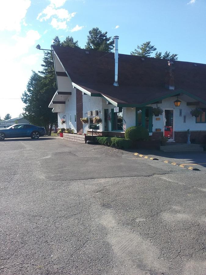 Motel Les Pins Granby Exterior foto